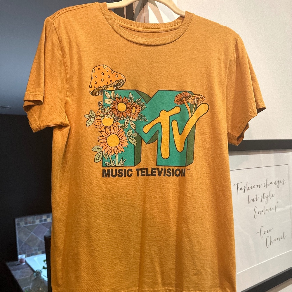 Graphic tee